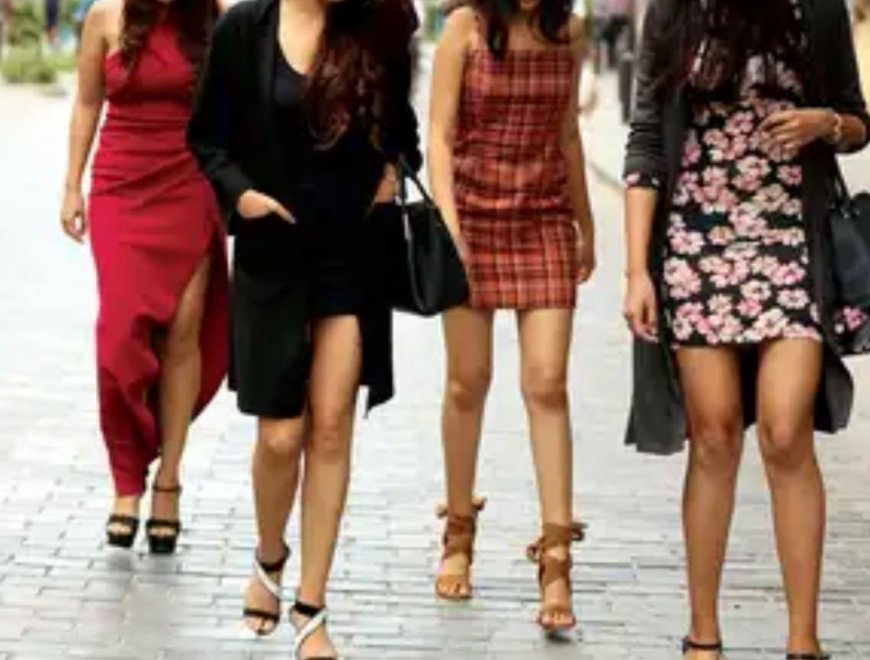 நிர்வாணமாக தெருவில் நடந்து சென்ற இளம்பெண்ணால் பரபரப்பு