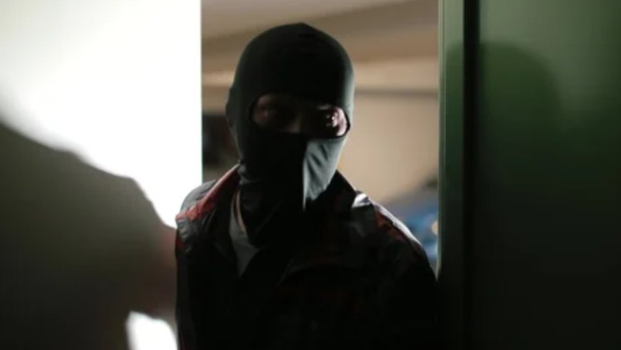 இரவு நேர கொள்ளை: தம்பதியை கத்தி முனையில் மிரட்டிய முகமூடி கும்பல்