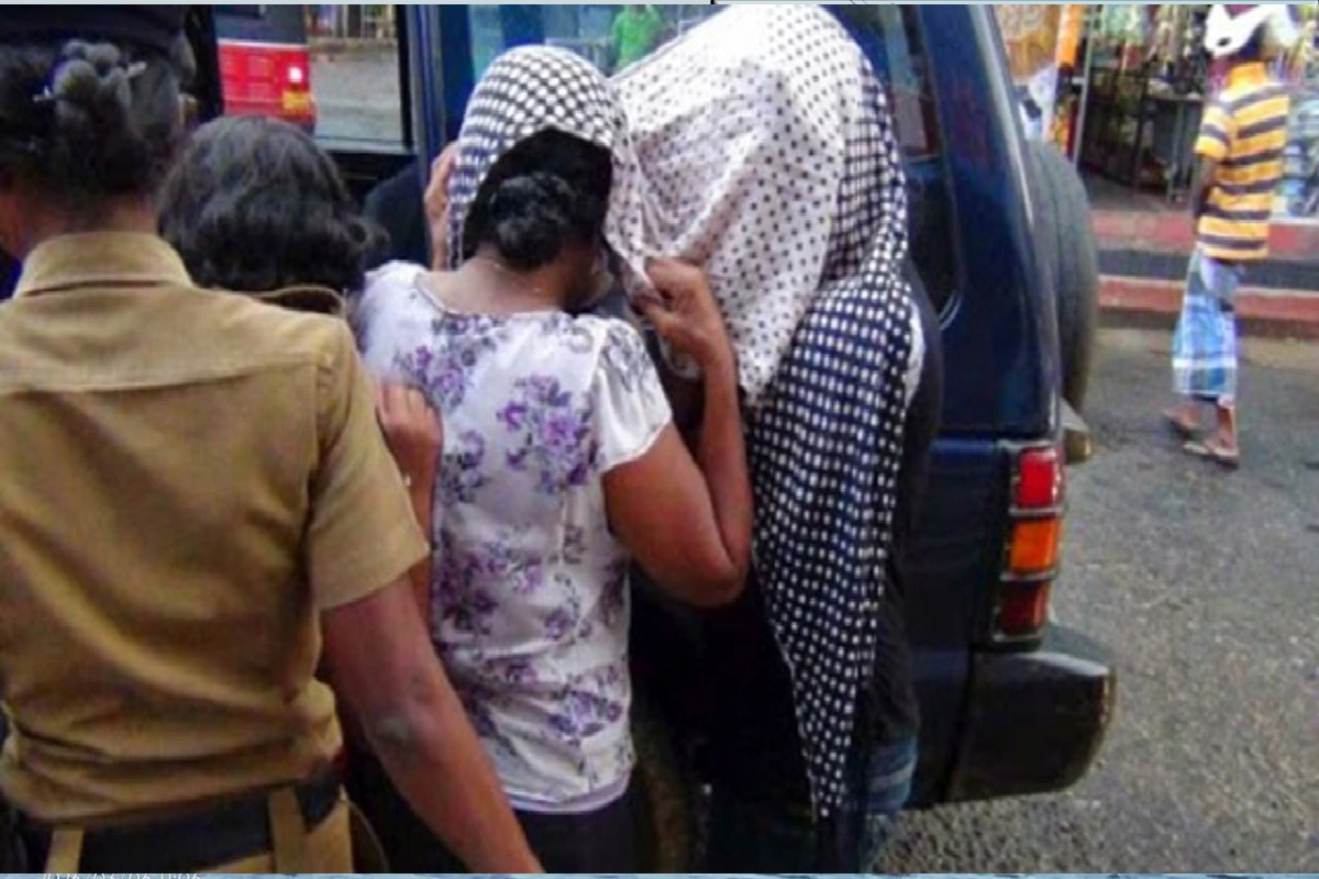 பம்பலப்பிட்டியில் மசாஜ் நிலையம் பெயரில் இயங்கியதாகக் கூறப்படும் மையத்தில் 6 பெண்கள் கைது