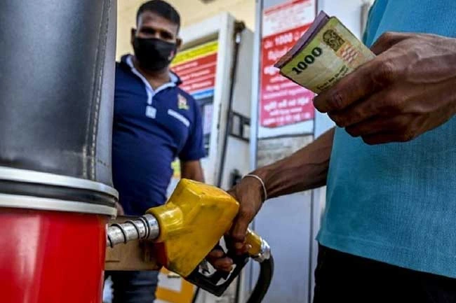 எரிபொருள் விலை குறையுமா? அரசாங்கத்தின் அடுத்த கட்ட முடிவு குறித்து அமைச்சர் விளக்கம்