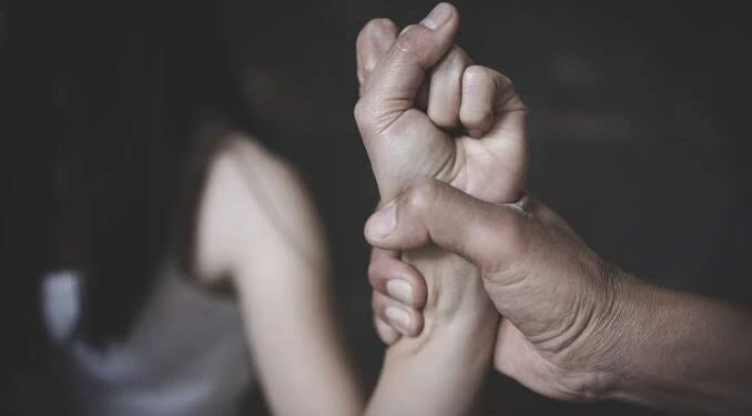 வீட்டில் இறக்கிவிடுவதாக கூறி மாணவியை ஏமாற்றிய இளைஞர்... வனப்பகுதிக்கு அழைத்துச் சென்று பாலியல் வன்கொடுமை
