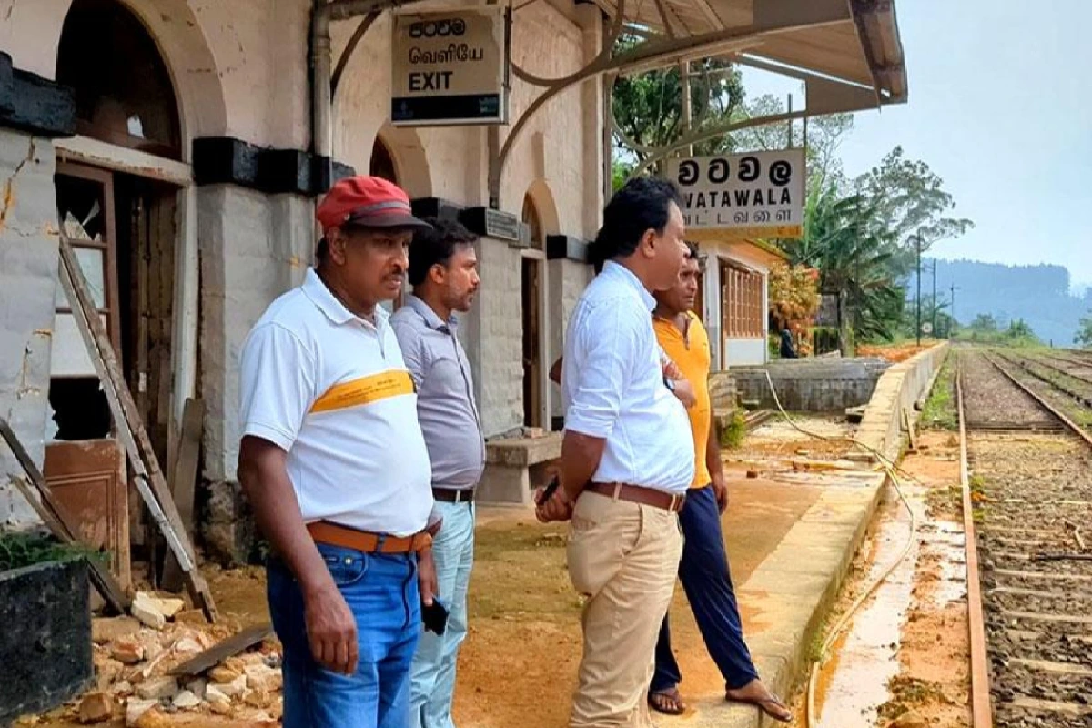 மண்சரிவால் வட்டவளை ரயில் நிலையத்திற்கு பாரிய சேதம் – புனரமைப்புப் பணிகள் இராணுவத்திடம் ஒப்படைப்பு!