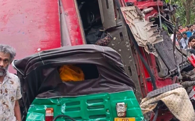 அக்குறணை விபத்து: கொங்கிறீட் வாகன சாரதி கைது, நால்வர் பலி எட்டு பேர் காயம்