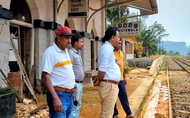 மண்சரிவால் வட்டவளை ரயில் நிலையத்திற்கு பாரிய சேதம் – புனரமைப்புப் பணிகள் இராணுவத்திடம் ஒப்படைப்பு!